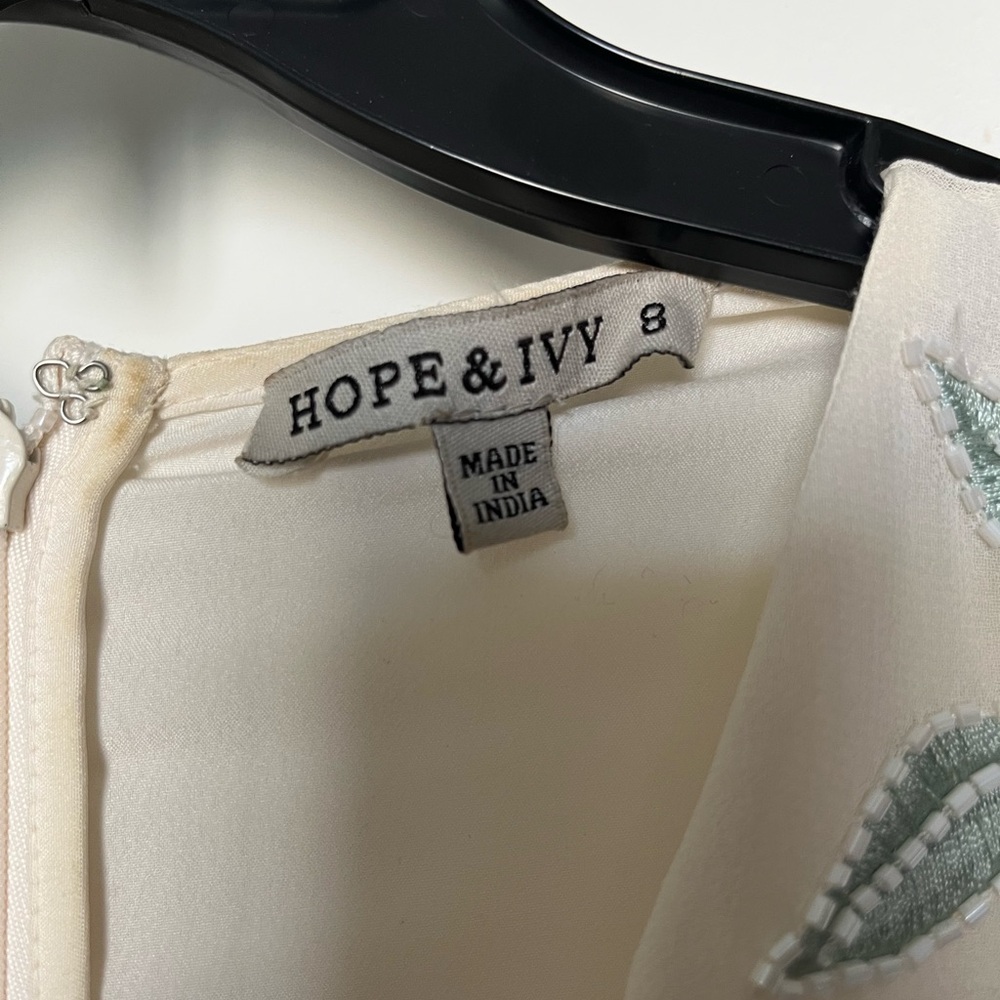 Hope and Ivy embroidery wedding dress - Picture 2 of 9
